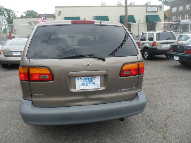 1999 Toyota Sienna Custom Super Clean WITH LOTS OF TOYS