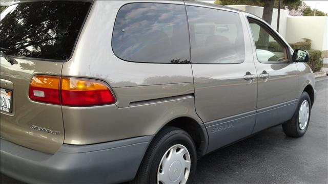 1999 Toyota Sienna SEL Sport Utility 4D