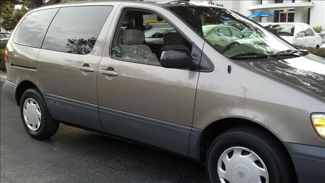 1999 Toyota Sienna SEL Sport Utility 4D