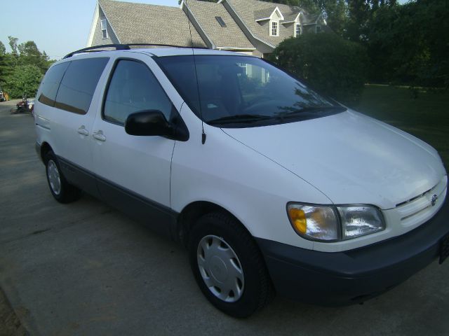 1999 Toyota Sienna SEL Sport Utility 4D