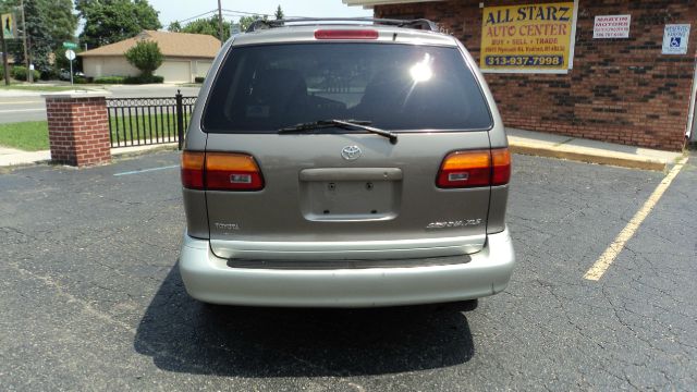 1999 Toyota Sienna SEL Sport Utility 4D