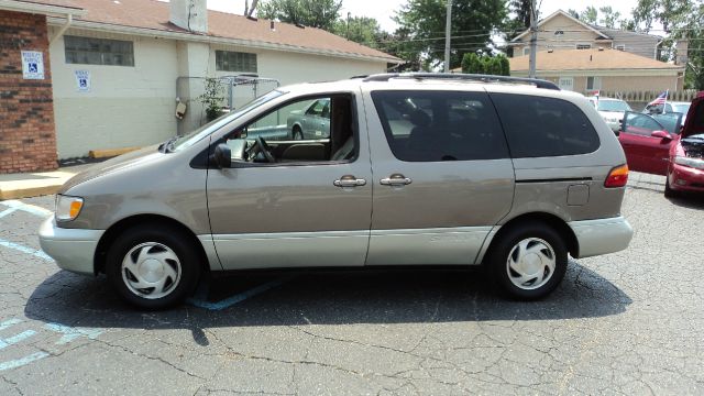 1999 Toyota Sienna SEL Sport Utility 4D