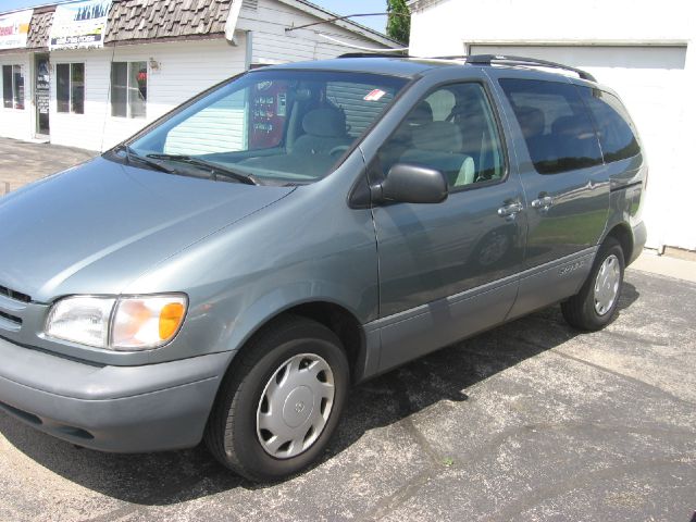 1999 Toyota Sienna SEL Sport Utility 4D