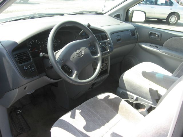 1999 Toyota Sienna SEL Sport Utility 4D