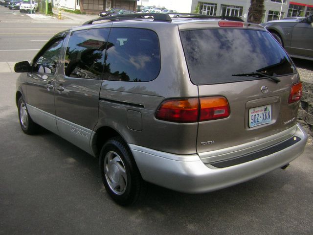 1999 Toyota Sienna LE - 4x2