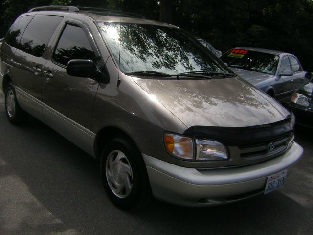 1999 Toyota Sienna LE - 4x2