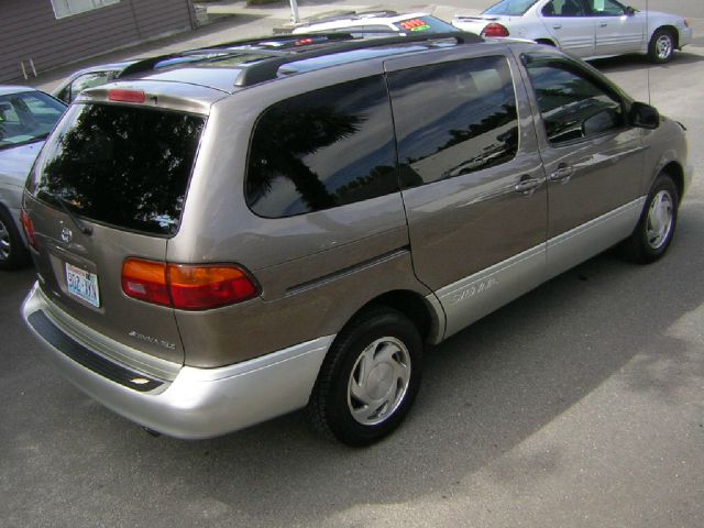 1999 Toyota Sienna LE - 4x2