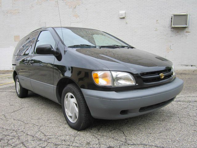 2000 Toyota Sienna SEL Sport Utility 4D