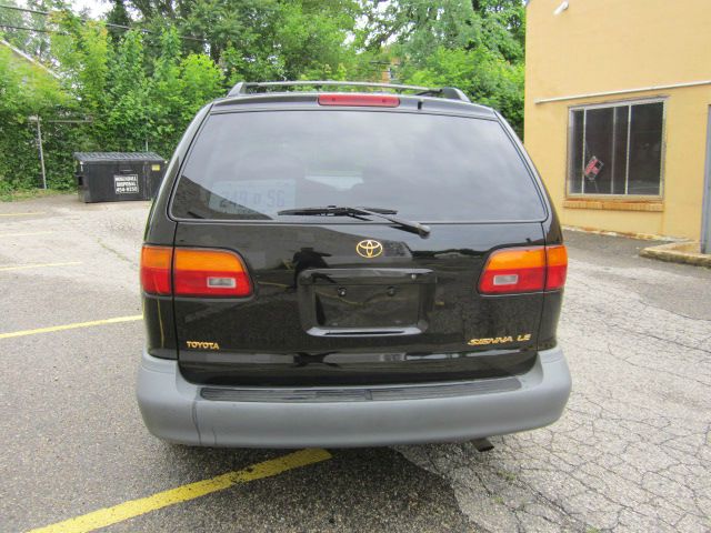 2000 Toyota Sienna SEL Sport Utility 4D