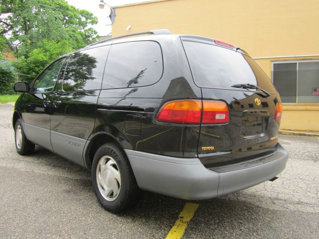 2000 Toyota Sienna SEL Sport Utility 4D