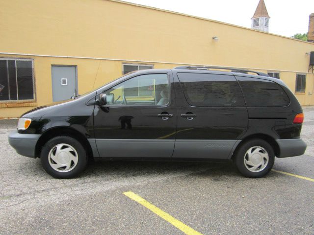 2000 Toyota Sienna SEL Sport Utility 4D