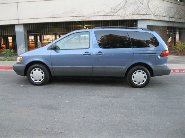 2000 Toyota Sienna SEL Sport Utility 4D