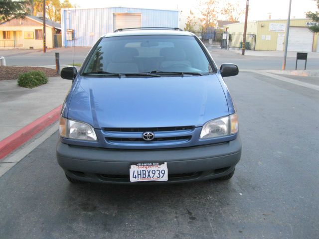 2000 Toyota Sienna SEL Sport Utility 4D