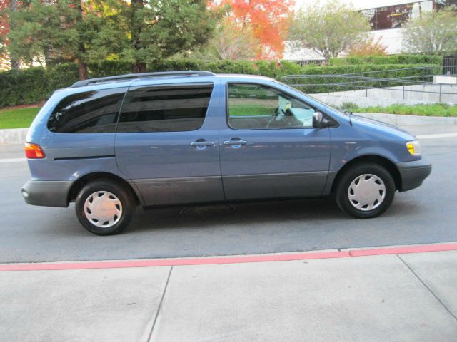 2000 Toyota Sienna SEL Sport Utility 4D