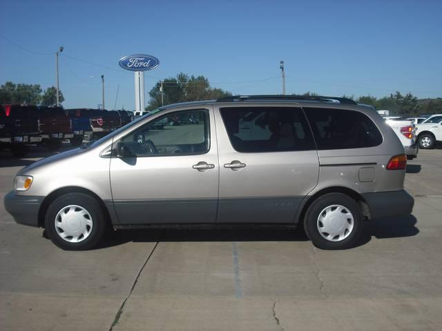 2000 Toyota Sienna LE - 4x2