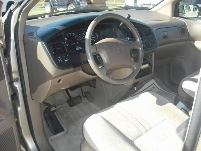 2000 Toyota Sienna LE - 4x2