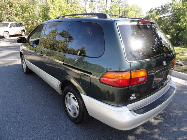 2000 Toyota Sienna LE - 4x2