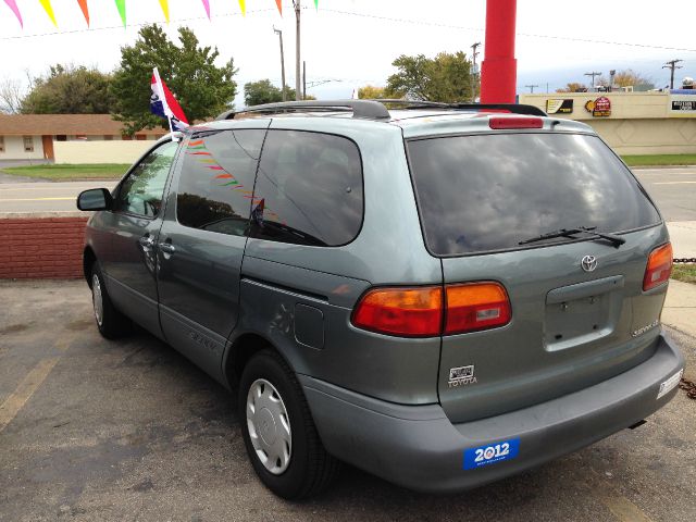 2000 Toyota Sienna X