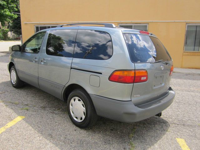 2000 Toyota Sienna SEL Sport Utility 4D