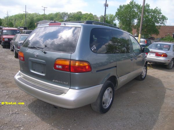 2000 Toyota Sienna SEL Sport Utility 4D