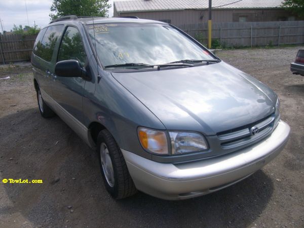 2000 Toyota Sienna SEL Sport Utility 4D