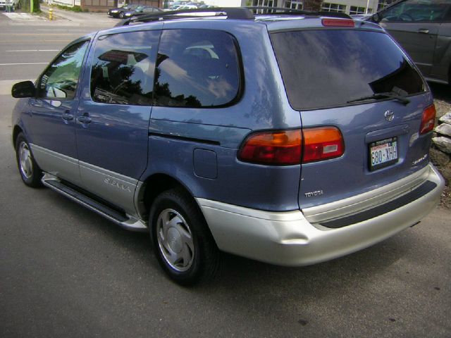 2000 Toyota Sienna LE - 4x2