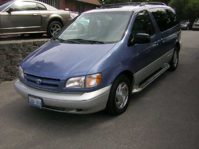 2000 Toyota Sienna LE - 4x2