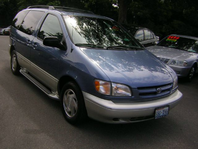 2000 Toyota Sienna LE - 4x2