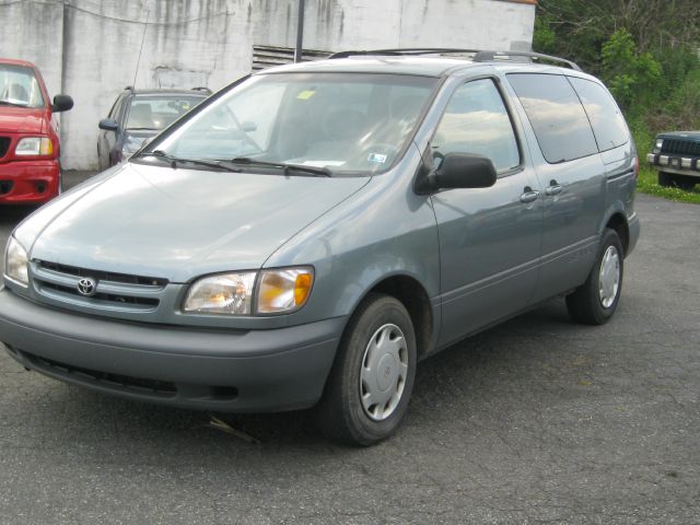 2000 Toyota Sienna SEL Sport Utility 4D