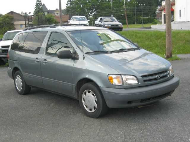 2000 Toyota Sienna SEL Sport Utility 4D