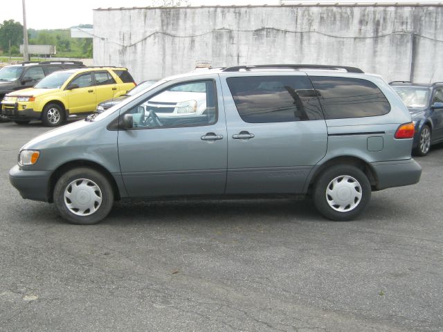 2000 Toyota Sienna SEL Sport Utility 4D