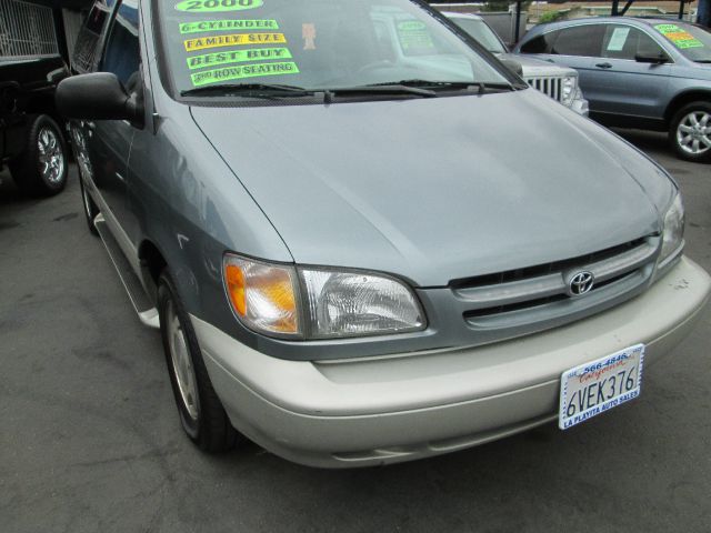 2000 Toyota Sienna LE - 4x2