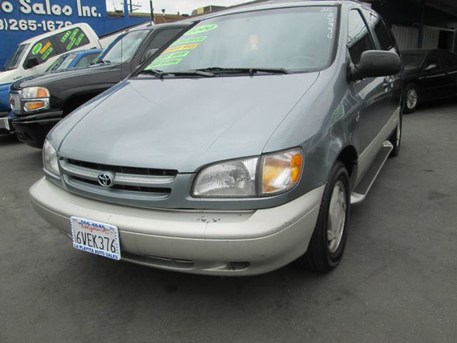 2000 Toyota Sienna LE - 4x2