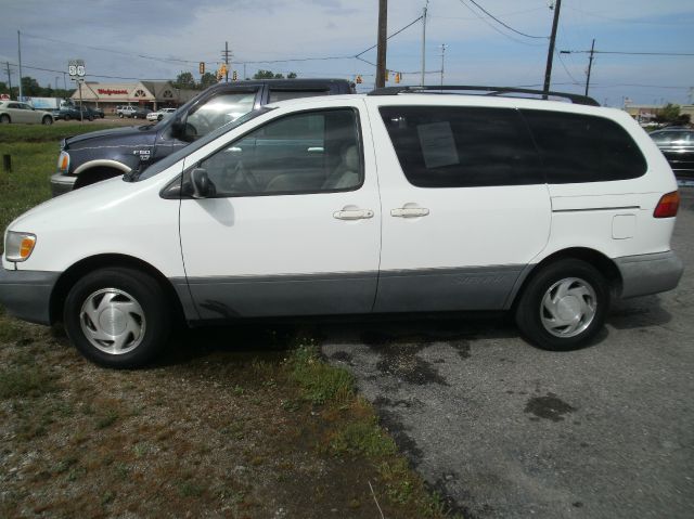 2000 Toyota Sienna SEL Sport Utility 4D