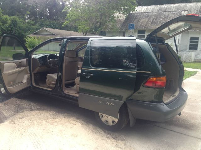 2000 Toyota Sienna Gold Edition