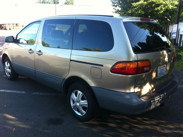 2000 Toyota Sienna SEL Sport Utility 4D