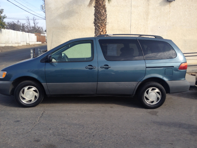 2000 Toyota Sienna SEL Sport Utility 4D