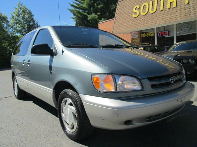 2000 Toyota Sienna LE - 4x2