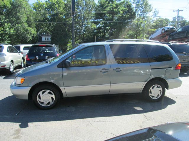 2000 Toyota Sienna LE - 4x2