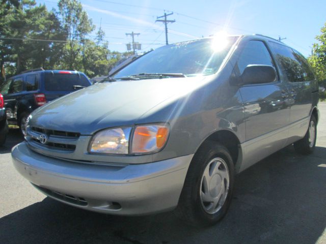 2000 Toyota Sienna LE - 4x2