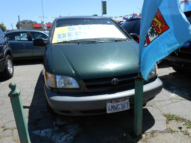 2000 Toyota Sienna SEL Sport Utility 4D