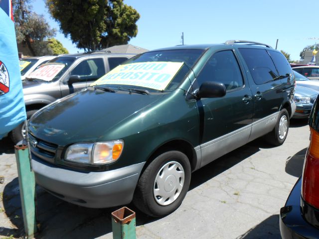 2000 Toyota Sienna SEL Sport Utility 4D