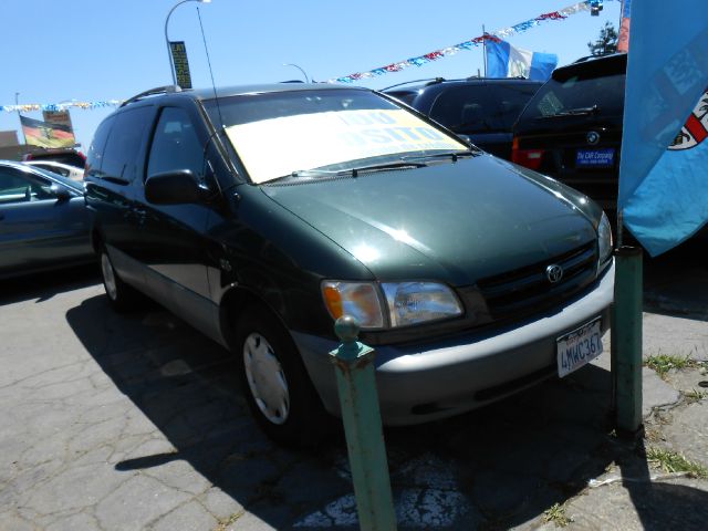 2000 Toyota Sienna SEL Sport Utility 4D