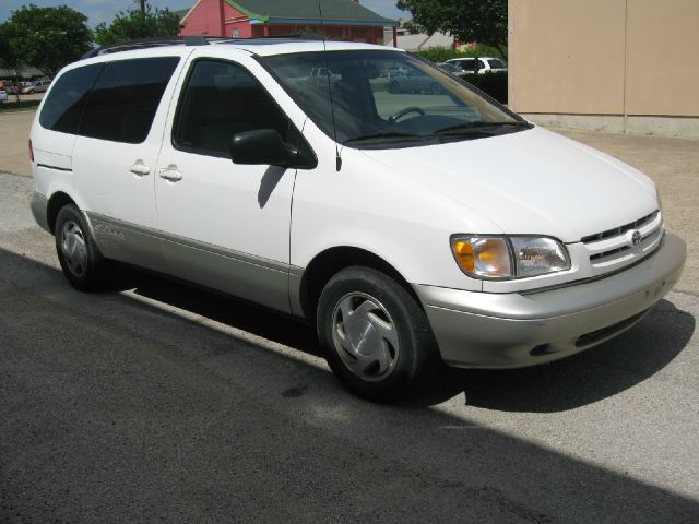 2000 Toyota Sienna LE - 4x2