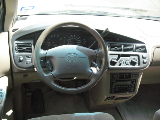 2000 Toyota Sienna LE - 4x2