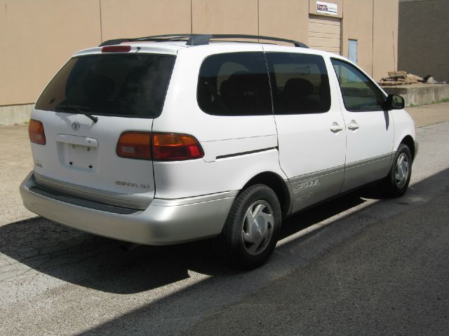 2000 Toyota Sienna LE - 4x2