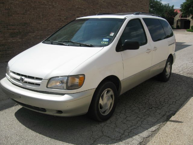 2000 Toyota Sienna LE - 4x2