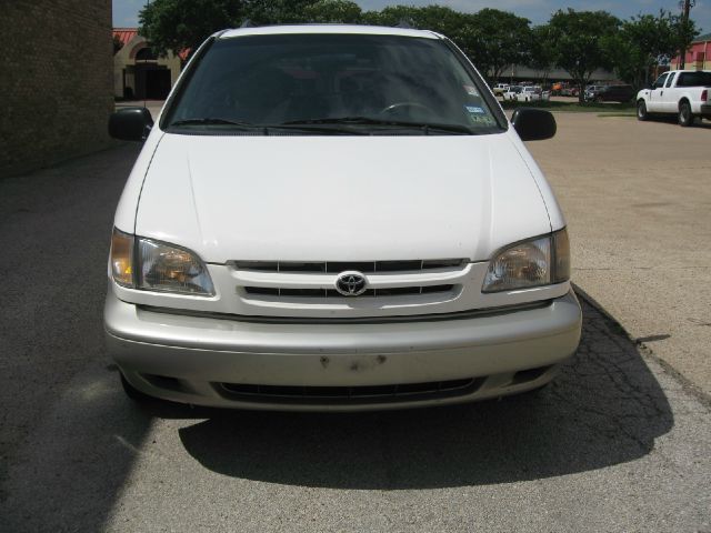 2000 Toyota Sienna LE - 4x2