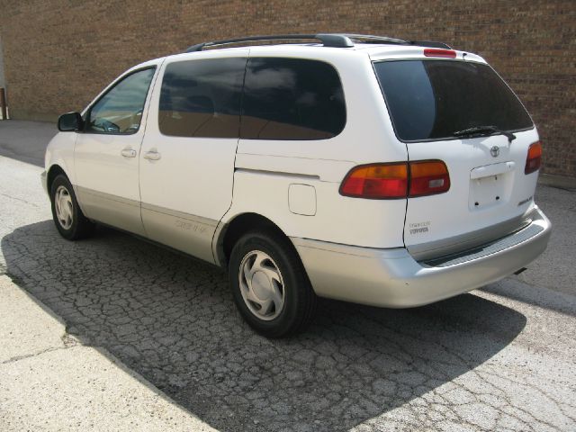 2000 Toyota Sienna LE - 4x2