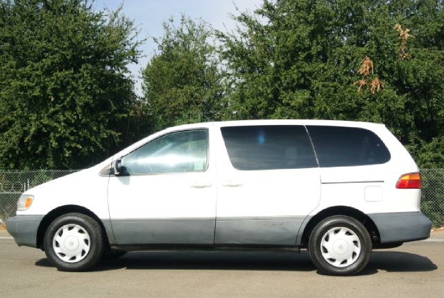 2000 Toyota Sienna Gold Edition